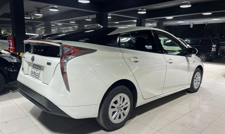 
								Used 2016 Toyota Prius full									