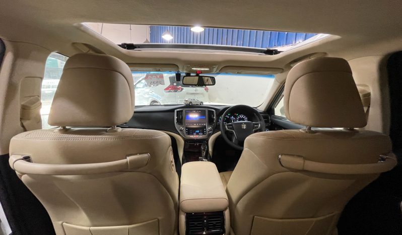 
								Reconditioned 2016 Toyota Crown Royal Saloon full									