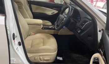 
									Reconditioned 2016 Toyota Crown Royal Saloon full								