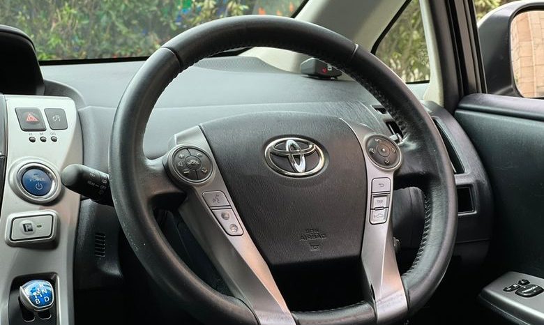 
								Used 2015 Toyota Prius Alpha full									