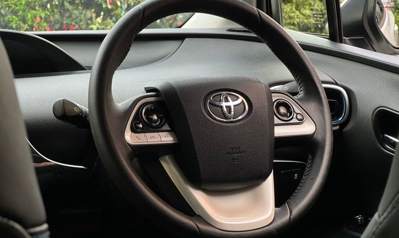 
								Reconditioned 2017 Toyota Prius S Touring full									