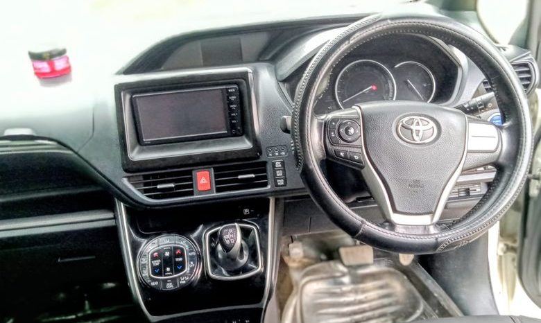 
								Used 2015 Toyota Esquire full									
