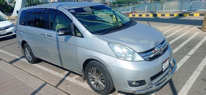 
								Used 2011 Toyota Isis G smart full									