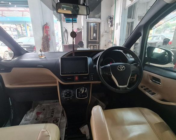 
								Used 2017 Toyota Noah full									