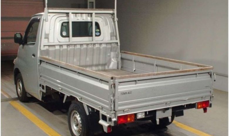 
								Reconditioned 2018 Toyota 1 Ton Pickup full									