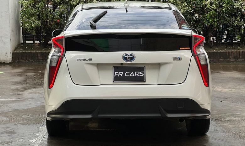 
								Reconditioned 2017 Toyota Prius full									