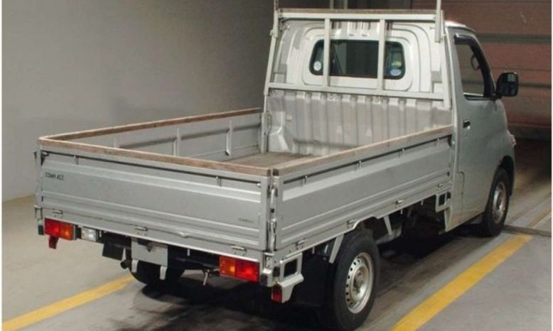 
								Reconditioned 2018 Toyota 1 Ton Pickup full									