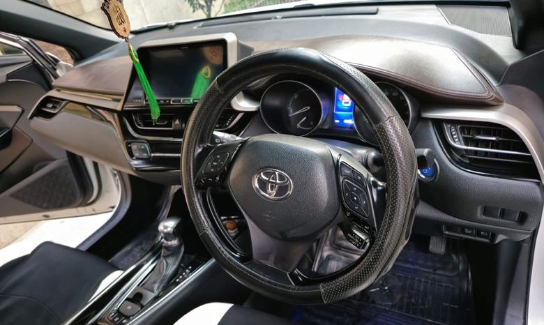 
								Used 2017 Toyota C-HR full									