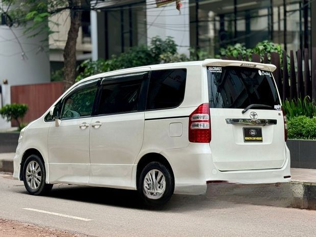 Toyota Noah Si 2010